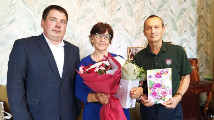 В Кайбицах ветерана педагогической службы поздравили с 90-летием