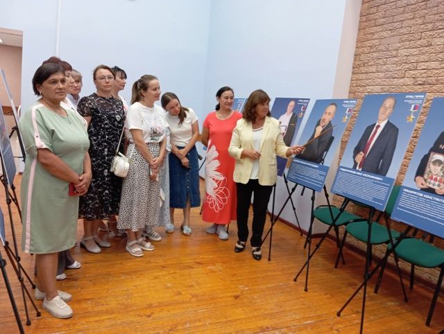 В районном Доме культуры Кайбицкого района продолжается Всероссийская выставка «Отец героя»