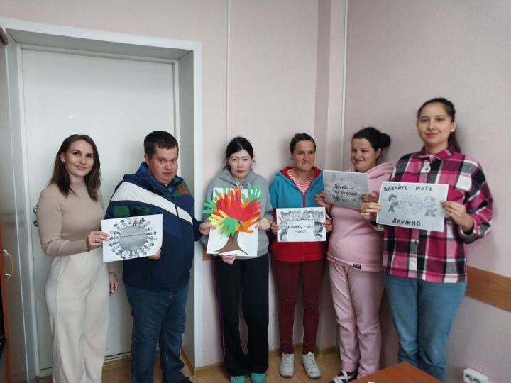 Специалисты ГАУСО КЦСОН «Омет» в Кайбицком районе организовали для своих подопечных мероприятие, посвящённое Международному дню дружбы