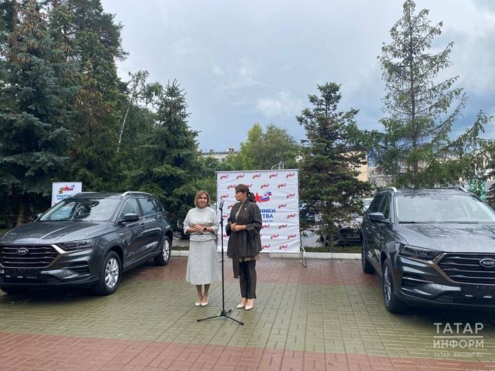 «Нас всегда поддерживают»: в Казани двум ветеранам СВО вручили авто с ручным управлением