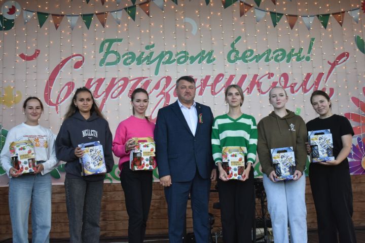 На празднике в кайбицком парке «Дубрава» состоялись соревнования по пляжному волейболу, мини-футболу и флорболу