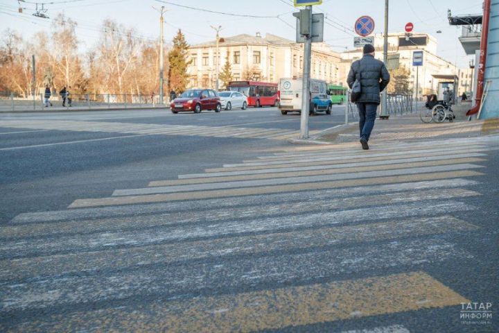 Автоэксперт объяснил, должен ли водитель ждать, пока пешеход перейдет дорогу полностью