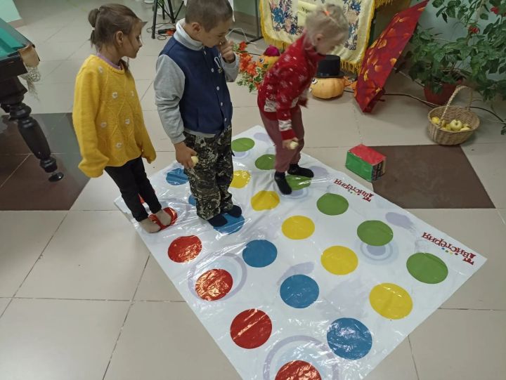 Территория ярких эмоций: в Берлибашской библиотеке прошёл турнир по «Твистеру»