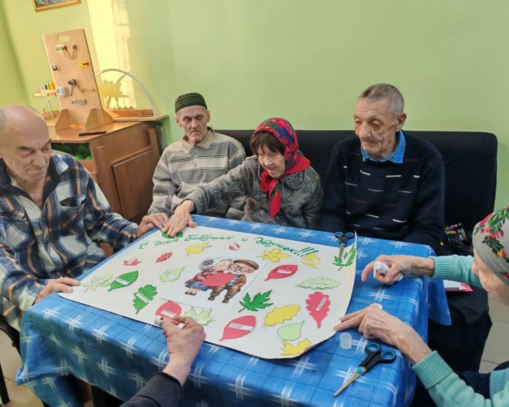 В Кайбицком доме-интернате создали стенгазету ко Дню бабушек и дедушек
