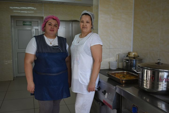 В Кайбицкой больнице вкус обеда начинается с добрых рук больничных поваров