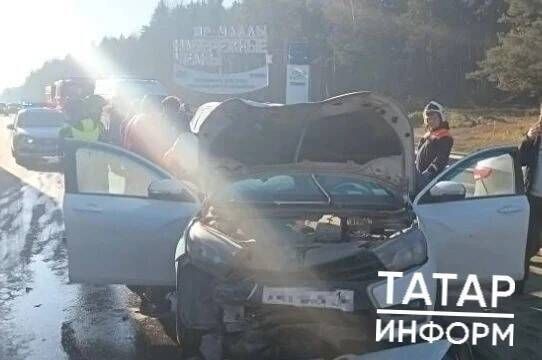 Пассажирку «Лады» зажало в салоне после ДТП с двумя иномарками под Челнами