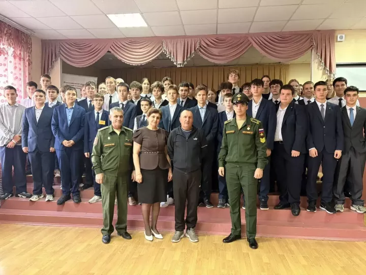 В Большекайбицкой школе провели профориентацию с представителями Казанского танкового училища