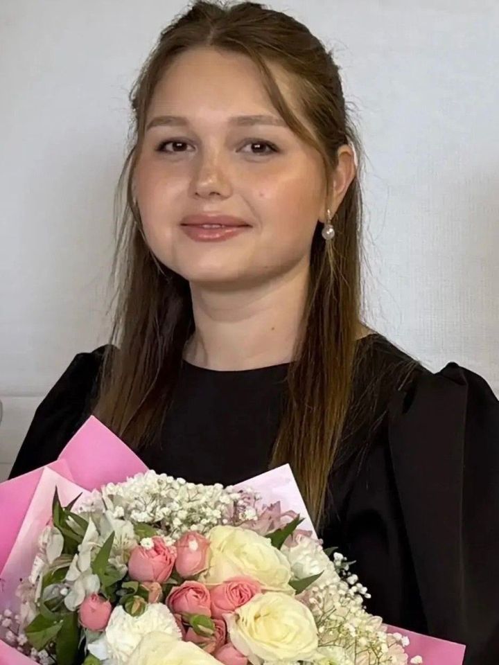 «Яшь мөгаллим» значогы иясе Анита Давыдова Иске Тәрбит авылында укыта