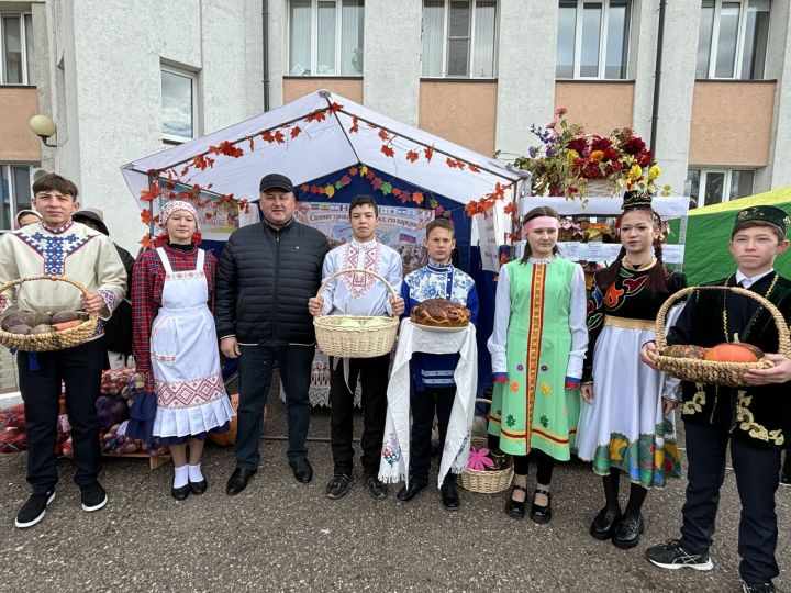 В Кайбицком районном центре состоялась традиционная школьная ярмарка «Дары осени»