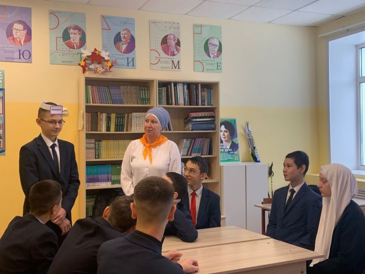 В преддверии Международного дня книгодарения в Кушманской школе советник директора по воспитанию Флюзия Салахова провела игру «Угадай героя»