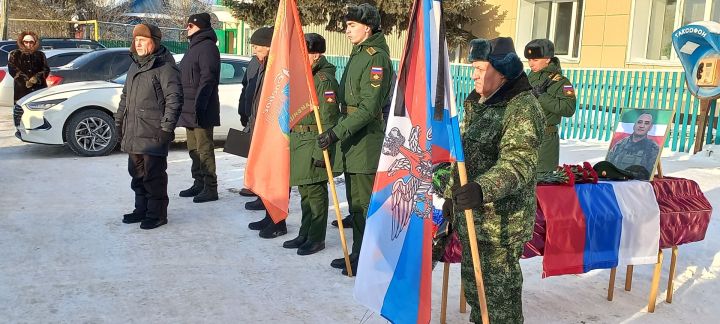 В селе Федоровском в последний путь проводили участника спецоперации Марата Лотфуллина