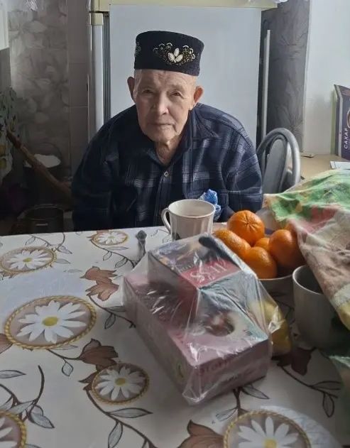 Социальные работники отделения надомного обслуживания КЦСОН «Омет» Кайбицкого района поздравили своих подопечных мужчин с Днём защитника Отечества!