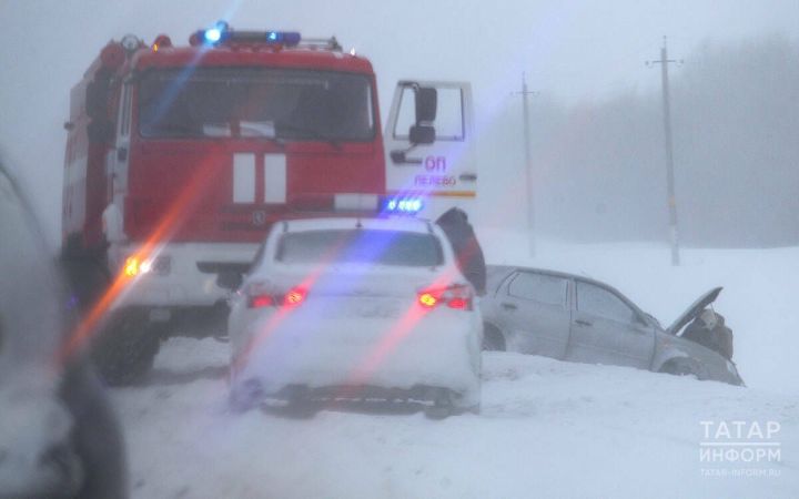 В Татарстане Renault столкнулась с грузовиком, пассажирка легковушки погибла