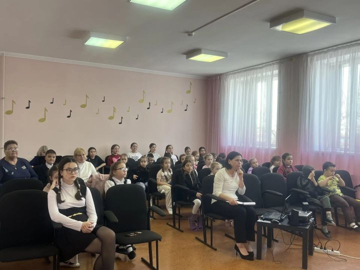 В Кайбицкой школе искусств состоялся вдохновляющий информационный час, посвященный знаковой дате — Дню воссоединения Крыма с Россией