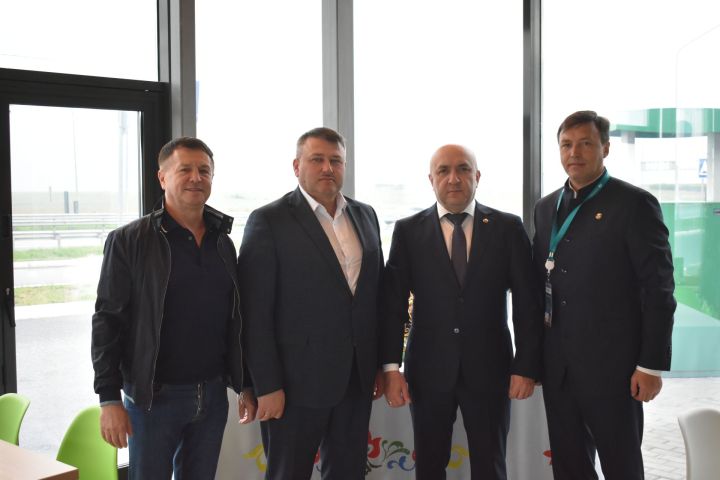 Председатель Кабмина Чувашской Республики посетил автозаправку на дороге М-12 в Кайбицком районе