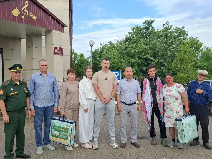 Илебез ышанычлы кулларда: Кайбыч егетләре армиягә юл алды