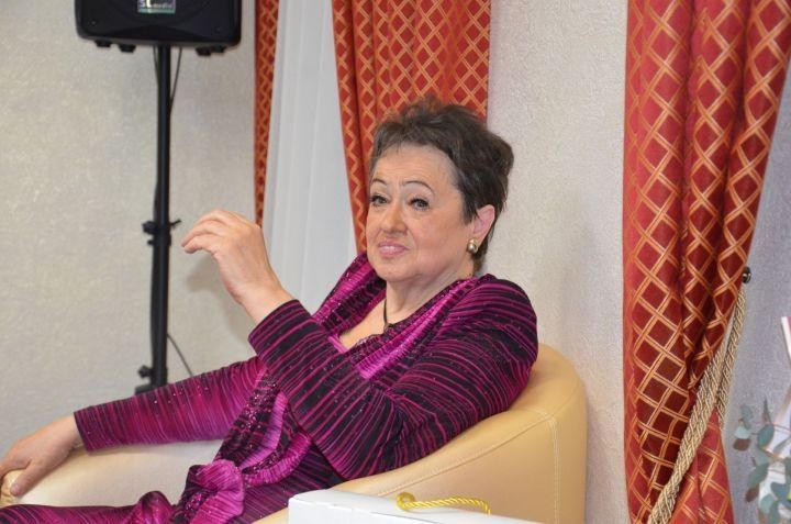 Лена Бичарина:  «Җыр яшәргә көч бирә, сәхнәгә чыксам, бар дөньямны онытам»
