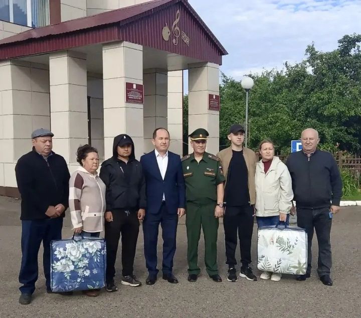 Бәрлебашы авылыннан ике егет армиягә китте