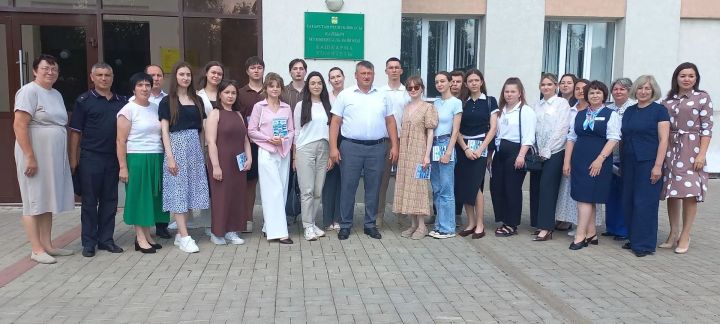 Кайбыч районы башлыгы югары уку йортларын максатчан  юллама белән тәмамлап кайткан яшь белгечләр белән очрашты