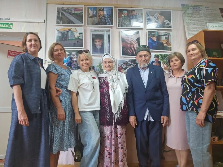 Мөрәле авылы китапханәсендә Асия һәм Галим Гыйбадуллиннар гаиләсенә багышланган фотокүргәзмә эшли