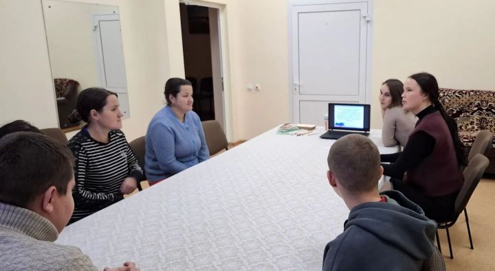 Помним и скорбим: в центре «Өмет» прошло мероприятие ко Дню памяти детей — жертв войны в Донбассе