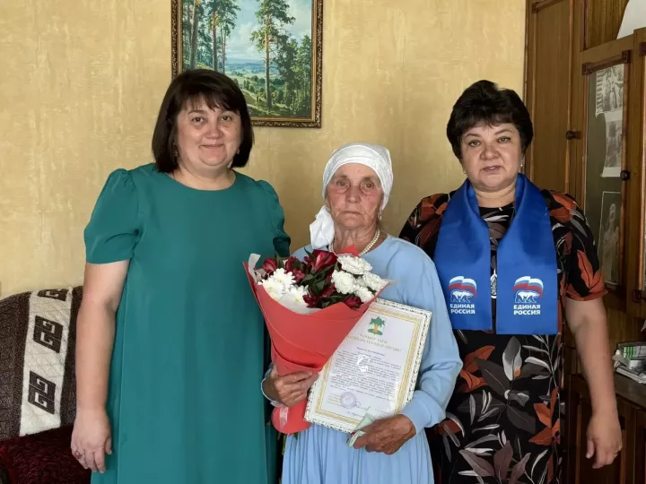 Маму Героя России в Малых Мемях поздравили с 80-летним юбилеем